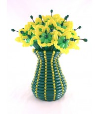 Букет желтых и зеленых цветов в вазе